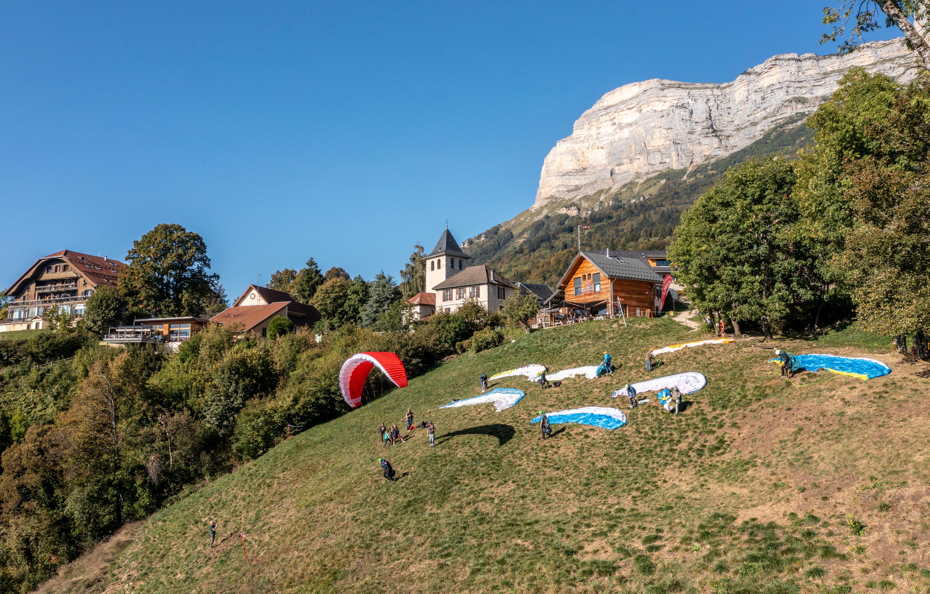 Décollage en parapente devant notre école à St-Hilaire-du-Touvet, plateau des petites roches, en Isère