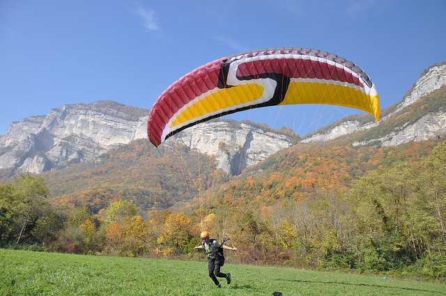 Décollage en parapente devant notre école à St-Hilaire-du-Touvet